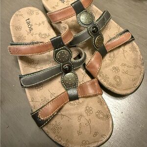 Women’s 7 Taos Triple Strap Adjustable Sandal, Brown And Grey